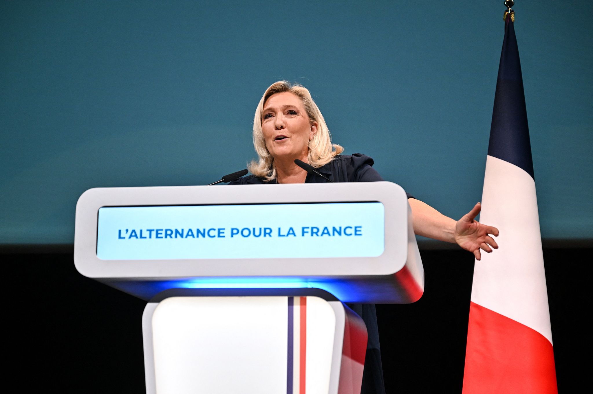 Marine Le Pen s’abstient de se lancer dans la course présidentielle de 2027 : une défaite morale pour le Rassemblement National